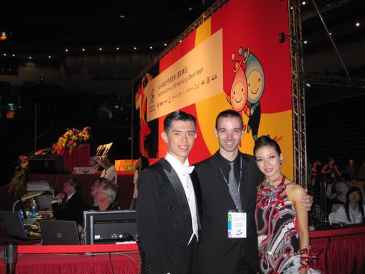  Die taiwanesischen Staatsmeister  im Tanzsport, Eric Chao und Cherry Kao mit FH-Student  Rainer Mauerhofer  (mitte) bei den World Games 2009 in Taiwan.