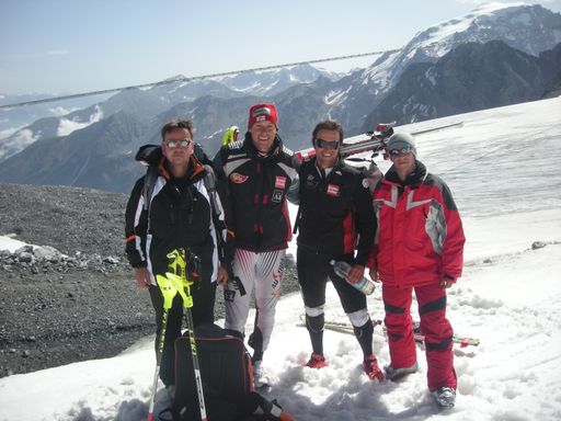 Vorschau Bild von Die ÖSV-Profis Manfred Pranger und Christoph Dreier mit den FH-Studenten Thomas Szedenik und Mathias Binder beim Trainingscamp am Gletscher in Südtirol.