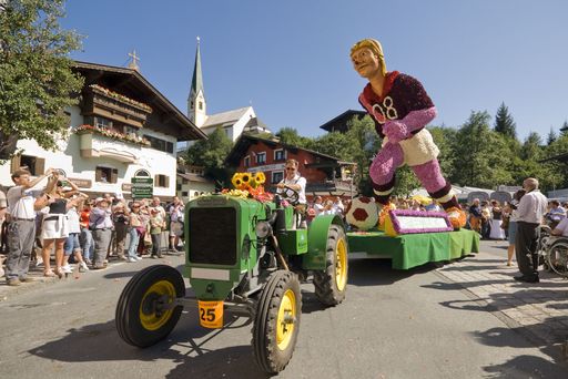 Dahlien, Gerberer, Nelken, Sonnenblumen - beim traditionellen Kirchberger Blumencorso verwandeln über 200.000 Blüten die Brixentaler Straßen in ein Blumenmeer. Die Blumenparade am 15. August gehört zu den Highlights des Jahres.