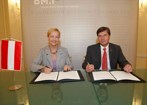 06.08.2009 Wien, Innenministerin Maria FEKTER und ÖBB-Holding-Vorstandssprecher DI Peter KLUGAR, Vereinbarung fd Intensivierung der Zusammenarbeit zw. BM.I & ÖBB zur Sicheheit im Rahmen von Sportveranstaltungen