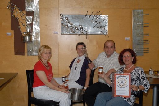 Fink's Delikatessen gibt es im neuen Café Restaurant Simbawelt in der Tierwelt Herberstein! V.l.n.r. Küchenchefin Monika Durlacher, Bettina Fink, Starkoch Hans Peter Fink und Tier- und Simbawelt-Chefin Doris Wolkner-Steinberger.