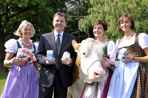  Landwirtschaftsminister Niki Berlakovich schreibt den Wettbewerb "LEA - Die Bäuerinnen des Jahres 2009" aus.