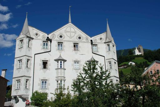Silberregion Karwendel-Kulturerbe: Fuggerhaus in Schwaz mit Schloss Freundsberg im Hintergrund