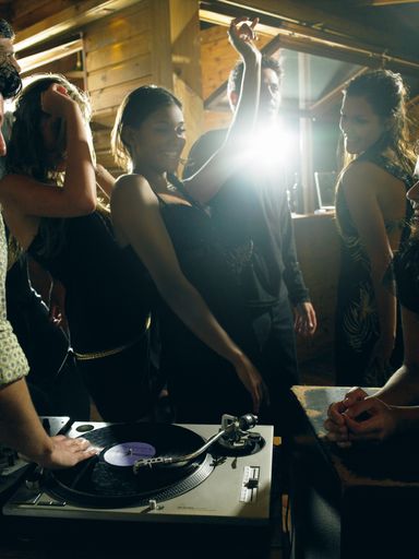 Vorschau Bild von Bei A1 spielt die Musik: Das umfassende Angebot von A1 vereint ab 12. August 2009 erstmals die wichtigsten Trends am mobilen Musikmarkt in einem Produkt.
- Mehr als zwei Millionen kopierschutzfreie Tracks von Major und Indie Labels
- Nutzung der Musiktitel auf Handy und PC für noch mehr Benutzerfreundlichkeit
- Einzelkauf oder A1 Music Pakete ab 60 Cent pro Track, als Bundle oder auch als Flatrate
