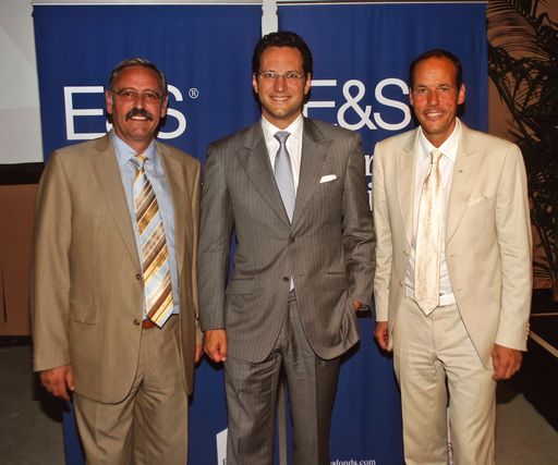 E&S und Jung, DMS & Cie haben eine strategische Partnerschaft vereinbart. Die E&S Berater wickeln das Wertpapiergeschäft über die Jung, DMS & Cie. GmbH mit Sitz in Wien ab. Über die neue Kooperation freuen sich: vlnr: Leo Krauthaufer, Gründer E&S, Dr. Sebastion Grabmaier, Vorstand der Jung, DMS & Cie AG, Manfred Zettl, Gründer von E&S