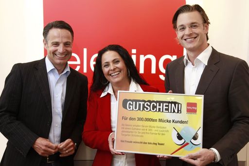 Klaus Slamanig (links), Manager aller tele.ring Shops, und tele.ring Marketingleiter Thomas Kicker (rechts) gratulieren der 300.000sten Mücke-Kundin Safiye Kilic.