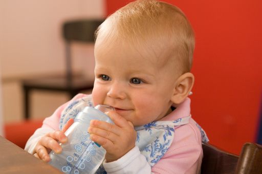 Baby mit MAM Anti-Colic Flasche