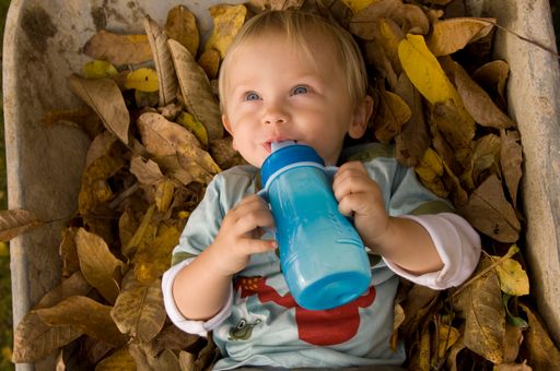 Vorschau Bild von Kind mit MAM Babyflasche