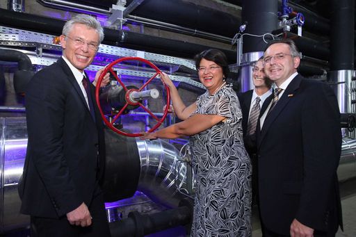 http://pressefotos.at/m.php?g=1&u=66&dir=200908&e=20090813_a&a=event
Wien Energie Fernwärme investiert in Fernkälteausbau. Im Bild v.l.n.r.: Mag. Robert Grüneis (Geschäftsführer Wien Energie), Mag.a Renate Brauner (Vizebürgermeisterin und Stadträtin für Finanzen, Wirtschaftspolitik und Wiener Stadtwerke), Dipl. Ing. Gerhard Fida (Technischer Geschäftsführer Wien Energie Fernwärme), Ing. Peter Csukovits (Technischer Direktor Allgemeines Krankenhaus der Stadt Wien - Universitätskliniken (AKH Wien)