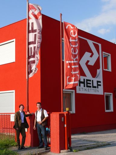  Hr. Mag. Coreth (im Bild links) und Hr. Schuppler-Helf vor der Firma Helf Etiketten GmbH in Wiener Neudorf