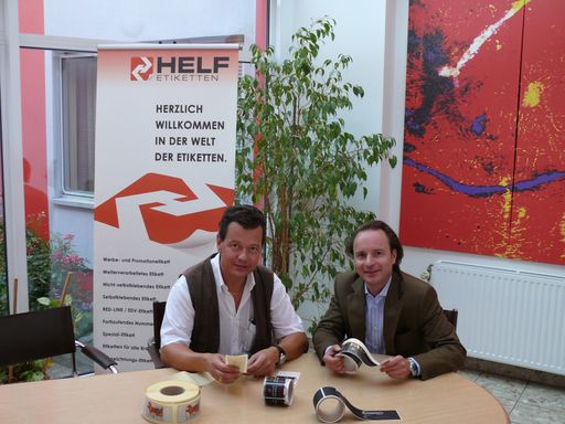 Vorschau Bild von Hr. Schuppler-Helf (im Bild links) und Hr. Mag. Coreth in der Firma Helf Etiketten GmbH