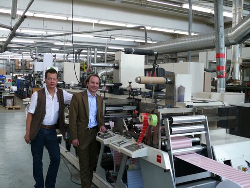 Vorschau Bild von Hr. Schuppler-Helf (im Bild links) und Hr. Mag. Coreth bei einer Druckmaschine in der Firma Helf Etiketten GmbH