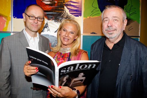 Vorschau Bild von Art Director Thomas Manss, salon-Chefin vom Dienst Angelica Pral-Haidbauer, Chefredakteur Derek Weber