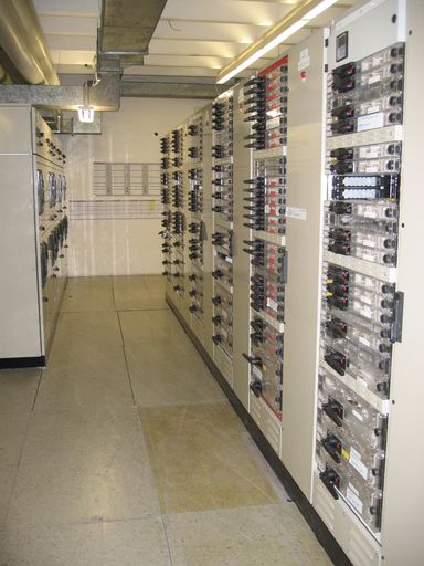  Die besondere Herausforderung für BEA Electrics bei der Erneuerung der Transformatorstation 4 für Mittel- und Niederstromverteilung des österreichischen Rundfunks lag in der Fortführung des aktuellen Sendebetriebes. In der Transformatorstation 4 wurden die gesamte Niederspannungshauptverteilung, die Mittelspannungsanlage und die Transformatoren ausgetauscht und die bestehende USV-Anlage(unterbrechungsfreie Spannungsversorgungsanlage) durch eine neue,wassergekühlte ersetzt.