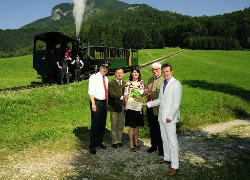 Vorschau Bild von Im Bild: Landeshauptfrau Mag. Gabi Burgstaller, Landtagsabgeordneter Vize-Bürgermeister Josef Steinkogler i.V. Landeshauptmann Dr. Pühringer, Mag. Franz Hammerschmid i.V. für Bundesministerin Bures, Dr. Arno Gasteiger Vorstandssprecher Salzburg AG, Dir. Gunter Mackinger Geschäftsführer der SalzkammergutBahn GmbH