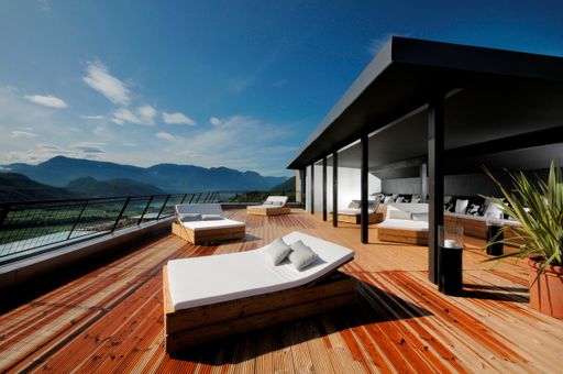  Lifestyle, Design, mediterranes Flair & Südtiroler Lebensart. Im neuen 4-Sterne Lifestyle- & Designhotel GIUS LA RESIDENZA**** genießen anspruchsvolle Gäste den Komfort eines 4-Sterne-Designhotels und die maximale Freiheit einer privaten Residenz in exklusiven Studio-Suiten.