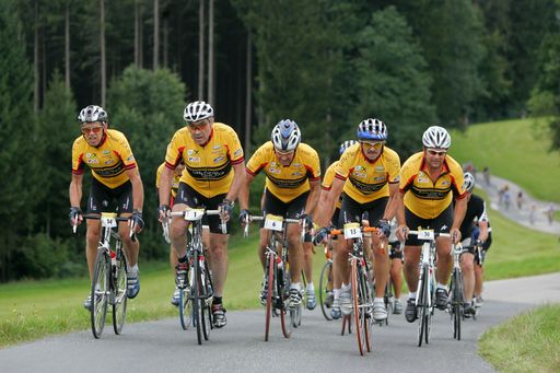  Eddy Merckx (Startnummer 1) mit seinen treuen Teamkameraden aus glorreichen Zeiten bei der Eddy Merckx Classic 2008 beim Anstieg Richtung Sommerholz.