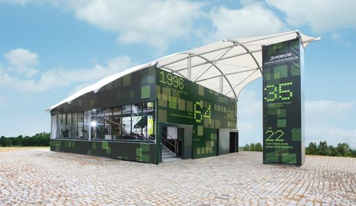 Für die Superfund Investment World wurde die Form einer "Flying Architecture" gewählt, um die gewünschte Mobilität zu gewährleisten. Insgesamt 4 Supporttrucks transportieren die 42 Tonnen Gesamtgewicht durch Österreich und Deutschland. Allein das Stahlgerüst für die Dachkonstruktion wiegt 11 Tonnen, darauf ruht eine Membran mit einer Spannfläche von 400 m2.