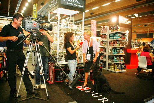 Der ORF OÖ im Fachgespräch  mit "Ingah" , dem Flat Coated Retriever der ÖKV Presseprecherin Mag. Katja Wolf