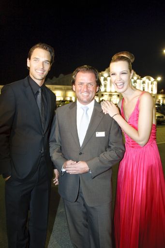Vorschau Bild von Michael Gstöttner, McArthurGlen Country Manager Austria Mag. Thomas Reichenauer und Melanie Scheriau beim Late Night Shopping im Designer Outlet Parndorf