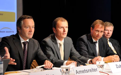  http://pressefotos.at/m.php?g=1&u=1&dir=200908&e=20090825_m&a=event
Im Bild v.l.n.r.: Dr. Hannes Ametsreiter (Vorstandsvorsitzender mobilkom austria & Telekom Austria), Dr. Reinhard Zuba (Bereichsleiter Marketing mobilkom austria), DI Quirin Radmer (Leiter IT PORR AG), B.S. Leif-Olof Wallin (Research Vice President, Mobile and Wireless, Gartner Client Service Group)