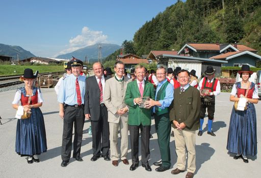  v.l.n.r.: Gunter Mackinger, Direktor der Salzburger Lokalbahn; Johann Warter, Bgm. Piesendorf; DI Christian Nagl, Landesbaudirektor Salzburg; Dr. Wilfried Haslauer, Landeshauptmann- Stellvertreter; Dr. Wolfgang Viertler, Bgm. Mittersill; Dr. Arno Gasteiger, Vorstand Salzburg AG