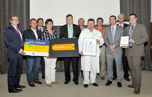  Im Bild (vlnr.): Mag.Dr. Klaus Schuster, MSc, MBA, Regionalmanager Landeskliniken-Holding, Josef Leitner, Pflegedirektor Amstetten-Mauer, DI Alexander Komenda, ecoplus Kunststoff-Cluster, Abgeordnete zum NÖ Landtag Michaela Hinterholzer, Akad.KH-Manager Leopold Dirnberger, Kaufmännischer Direktor Amstetten-Mauer, Ing. Max Wedl, Prim.Dr. Berthold Kepplinger, Ärztlicher Direktor, Johann Schoder, Stefan Smyczko, Ecerta Ltd. Österreich, Univ.Doz. Dr. Ralf Rieken, ESC Environmental Standards and Certification GmbH, Alexander Rossegger, Ecerta Ltd
