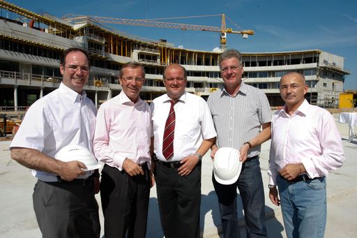 Tauern SPA World Kaprun. Baustellenbesichtigung und Musterzimmerbesichtigung. Im Bild v.l.n.r.: Kaprun Bgm. Norbert Karlsböck,  LH-STv. Wilfried Haslauer, Piesendorf Bgm. Johann Warter, TSW GF Winfried Hofer, TSW GF Tayfun Ucar.25.08.2009.
Weitere Bilder unter: 
http://pressefotos.at/m.php?g=1&dir=200908&u=62&a=event&e=20090825_k