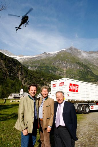 http://pressefotos.at/m.php?g=1&u=62&dir=200908&e=20090826_m&a=event 

Großangelegte Abfallräumung am Rauriser Sonnblick im Naturpark Hohe Tauern. Im Bild v.l.n.r.: BM Niki Berlakovich, LR Doraja Eberle, Generaldirektor des AVE Mutterkonzerns Energie-AG Leo Windtner;.26.08.2009.Foto Franz Neumayr