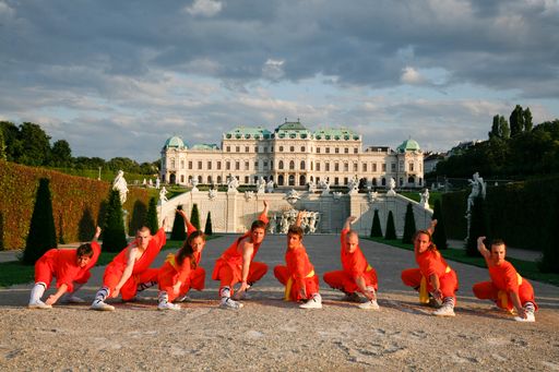  Shaolin Meisterschüler des Wiener Shaolin Tempels in tiefer Pubu-Stellung vor dem Schloß Belvedere