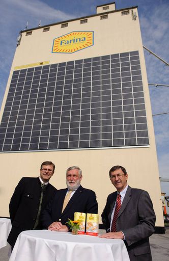  Im Bild (v.l.n.r.): Mag. (FH) Gitl, Dr. Fischler, Dir. DI Dietrich vor der PV-Anlage. Weitere Bilder unter: 
http://pressefotos.at/m.php?g=1&u=55&dir=200908&e=20090827_f&a=event