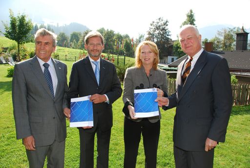 Die Strategie 2020 des Rates für Forschung und Technologieentwicklung wurde im Rahmen der diesjährigen Technologiegespräche in Alpbach an Technologieministerin Doris Bures und Wissenschaftsminister Johannes Hahn übergeben. Im Bild (v.l.n.r.): Reinhard Petschacher (Rat für Forschung und Technologieentwicklung), Wissenschaftsminister Johannes Hahn, Technologieministerin Doris Bures, Rats-Vorsitzender Knut Consemüller