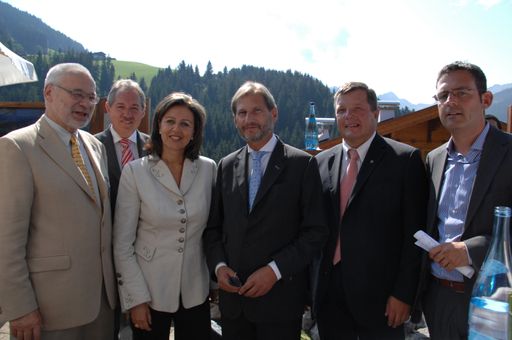  Alpbach, Technologiebrunch Tiroler Zukunftsstiftung - vlnr: Dr. Erhard Busek, Wirtschaftslandesrat Viktor Sigl (Oberösterreich), Wirtschaftslandesrätin Patrizia Zoller-Frischauf (Tirol), BM Dr. Johannes Hahn, Wissenschaftslandesrat Dr. Bernhard Tilg (Tirol), Dr. Harald Gohm.