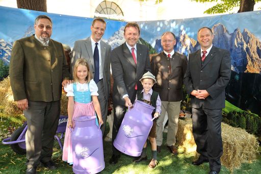 http://pressefotos.at/m.php?g=1&u=38&dir=200908&e=20090828_k&a=event
Almen-Prämierung 2009 und Eröffnung der Milka Alpine Tour