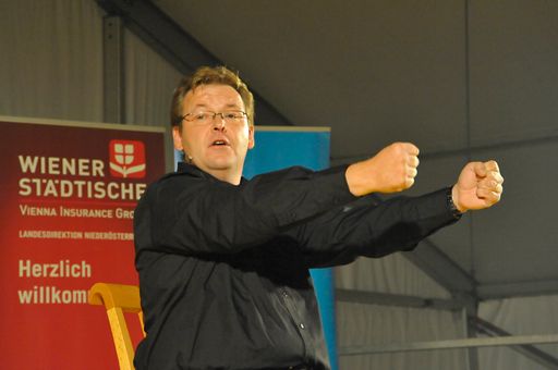  So sehen Sieger aus: Der Gewinner der Hirschwanger Wuchtel 2009, Josef Burger, während seiner preisgekrönten Comedy-Vorführung.