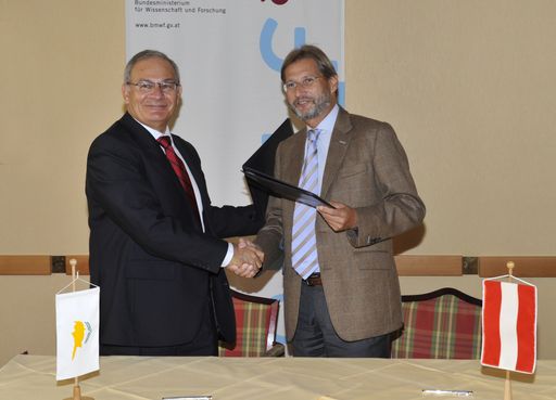 Forschungsminister Johannes Hahn (r.) und sein zypriotischer Amtskollege Andreas Demetriou (l.) unterzeichnen in Salzburg ein "Memorandum of Understanding"