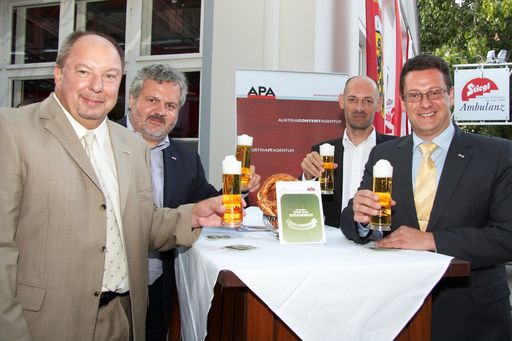 Vorschau Bild von Die APA-Chefredaktion lud gestern Abend zum APA-Bierigen in Stiegl's Ambulanz. Im Bild v.l.n.r. Werner Müllner (stellvertretender APA-Chefredakteur), Johannes Bruckenberger (stellvertretender APA-Chefredakteur), Marcus Hebein (stellvertretender; Chefredakteur) und Michael Lang (APA-Chefredakteur)