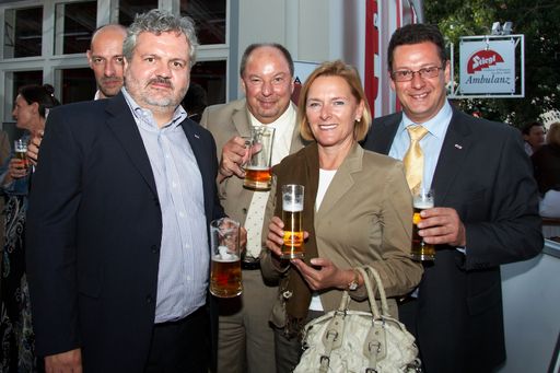 Vorschau Bild von Medien- und Kommunikationsbranche traf sich gestern Abend beim APA-Bierigen in Stiegl's Ambulanz - im Bild v.l.: Marcus Hebein (stv. Chefredakteur APA, im Hintergrund), Johannes Bruckenberger, Werner Müllner (beide stv. Chefredakteure APA), Sissy Mayerhoffer (Kaufmännische Direktorin ORF) und APA-Chefredakteur Michael Lang.