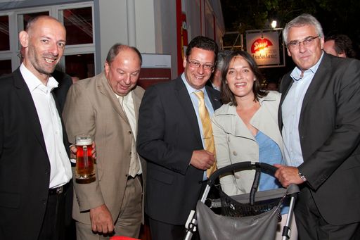 Die Medienbranche traf sich gestern Abend beim APA-Bierigen in Stiegl's Ambulanz - im Bild v.l.: Marcus Hebein, Werner Müllner (beide stv. Chefredakteure APA), APA-Chefredakteur Michael Lang, ORF-Moderatorin Eva Pölzl und ORF-Kommunikationschef Pius Strobl (mit dem gemeinsamen Sohn Julius im Kinderwagen).