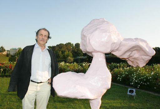 http://pressefotos.at/m.php?g=1&u=68&dir=200909&e=20090901_b&a=event
Franz West, eine der herausragenden Persönlichkeiten der internationalen Kunstwelt, schließt mit "Im Garten der Lüste" an das bereits in den Gründungsstatuten der Modernen Galerie im Belvedere festgeschriebene "Freiraummuseum für Großplastik" und die im Jahr 1929 darauf basierende Bespielung des Kammergartens mit Skulpturen an. Im Bild: Franz West (Künstler)