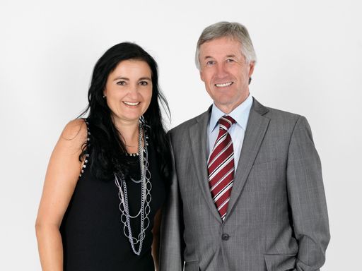  VERO-West Geschäftsführerin Ursula Hintringer freut sich mit Elmar Jenni einen neuen Partner bei Österreichs drittgrößtem Versicherungsmakler begrüßen zu dürfen.