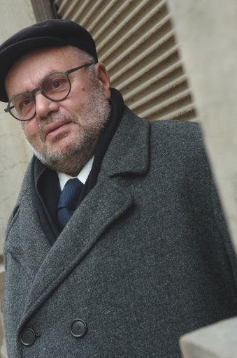 Der neu ins Leben gerufene, mit 25.000 Euro dotierte „TRACTATUS“, Essay-Preis des Philosophicum Lech, wird dem österreichischen Kulturpublizisten, Essayisten und Philosophen Franz Schuh exemplarisch auch für sein 2008 im Zsolnay Verlag erschienenes Werk „Memoiren. Ein Interview gegen mich selbst“ verliehen.