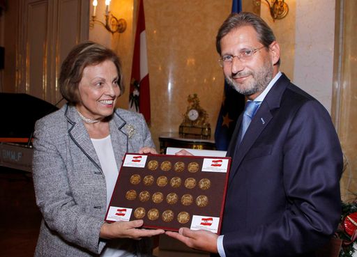 Minister Johannes Hahn überreicht den PaN-Persönlichkeitspreis an Edith Mock, die den Preis stellvertretend für ihren Mann Alois Mock entgegen nimmt.