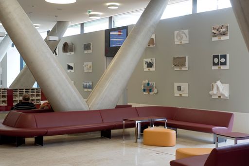 Beratungszentrum der Arbeiterkammer Wien, Installation Misha Stroj "Eine Brücke ist ein Fenster, nicht für die, die sie bauen."