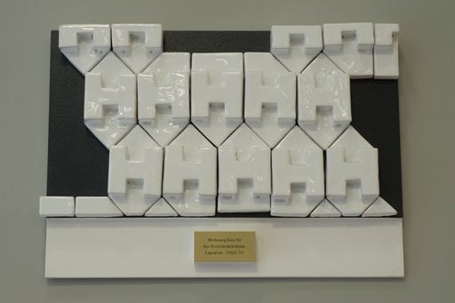Vorschau Bild von Installation Mishs Stroj in der Arbeiterkammer Wien (AK): "Eine Brücke ist ein Fenster, nicht für die, die sie bauen." Das Bild zeigt eine der 54 Wandtafeln.