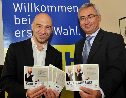 v.l.n.r.: Roman Gregory und Dr. Helmut Kolba (Geschäftsführer UFH Umwelforum Haushalt GmbH & Co KG)zeigen anlässlich einer Pressekonferenz des UFH wie man sich eiskalt von seinem alten Kühlschrank trennt, sich ein neues A++ Gerät zulegt und dafür bis zu 100 Euro Trennungsprämie kassiert, Weitere Bilder abtrufbar unter: http://pressefotos.at/m.php?g=1&u=1&dir=200909&e=20090907_u&a=event