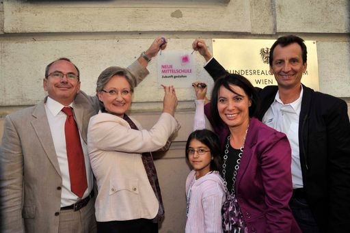  Eröffnung der neuen Mittelschule Kandlgasse in Wien - v.l.n.r.: Georg Waschulin (Direktor NMS Kandlgasse), BM Claudia Schmied (BM für Unterricht, Kunst und Kultur), Schülerin, Susanne Brandsteidl (Stadtschulratspräsidentin), Christian Oxonitsch (Bildungsstadtrat), Weitere Bilder abrufbar unter: 
http://pressefotos.at/m.php?g=1&u=38&dir=200909&e=20090907_m&a=event