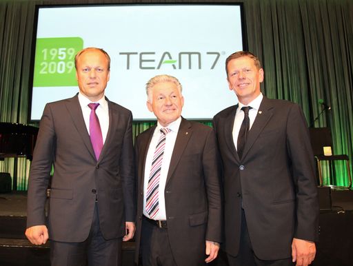 Im Bild v.l.n.r.: Dr. Hermann Pretzl (Geschäftsführer Produktion TEAM 7), Landeshauptmann OÖ Dr. Josef Pühringer, Dr. Georg Emprechtinger (geschäftsführender Eigentümer von TEAM 7). Weitere Bilder unter:
http://pressefotos.at/m.php?g=1&u=54&dir=200909&e=20090906_t&a=event