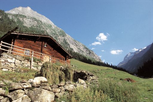  Der Hochgebirgs-Naturpark Zillertaler Alpen liegt im hinteren Zillertal und schützt auf einer Fläche von 379 km2 eine beeindruckende Natur- und Kulturlandschaft nördlich des Alpenhauptkamms.