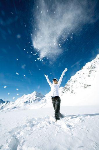 Ab zum Schnee! Nach dem sensationellen Erfolg vom "Flug zum Schnee" im Vorjahr startet die Wintersaison 2009 bereits am 30. September mit allen österreichischen Skistars.